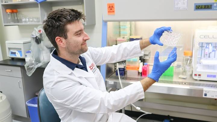 Master’s student Harry Glazebrook in Mauro Tambasco’s medical physics lab